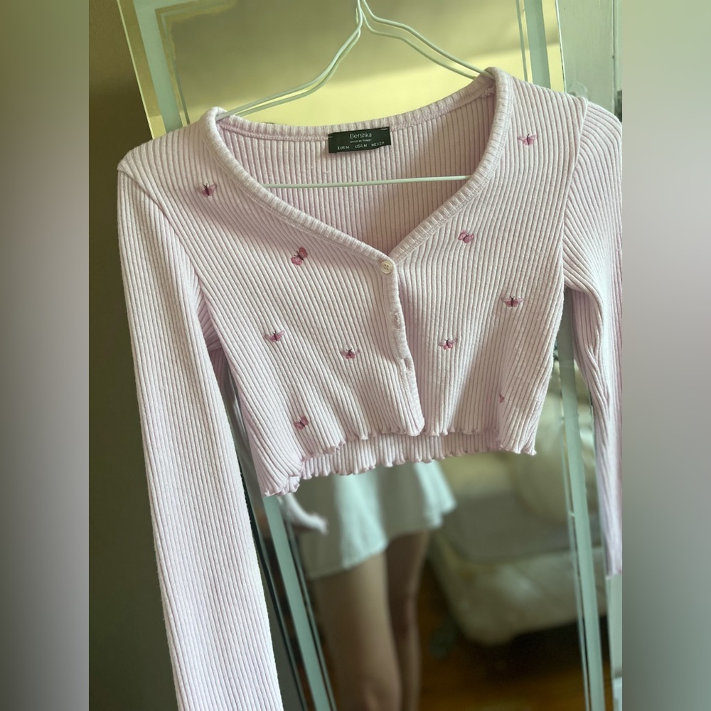 Very cute cropped button up sweater, baby pink, size M